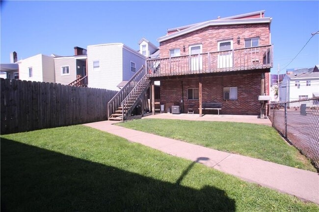 Building Photo - 215 Ella St