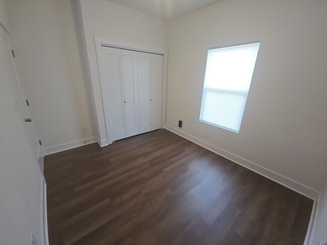 Building Photo - 2143/45 S Thatcher Cir