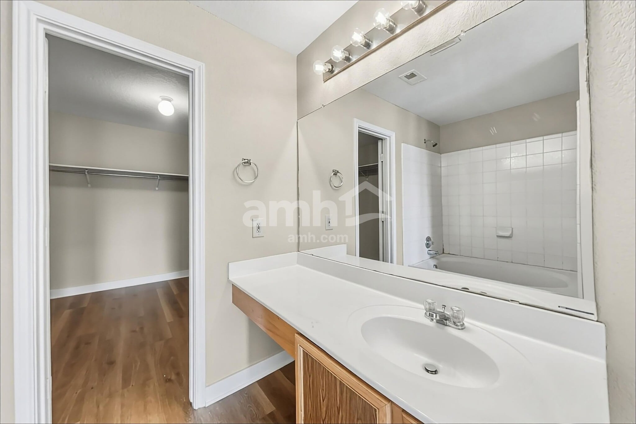 Building Photo - 7522 Drake Cyn