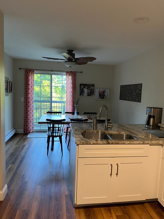 Kitchen and dining area - 9 Lake Forest Dr