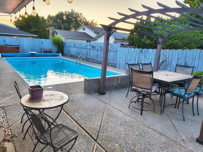 Building Photo - Spacious 4 bed, 2.5 bath with HEATED POOL ...