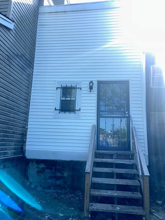 Building Photo - 3 bed 1 bath
