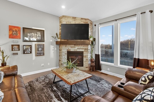 Building Photo - 4 Bed 3 Bath Home | Finished Basement, 2nd Kitchen, Private Backyard | Lee’s Summit