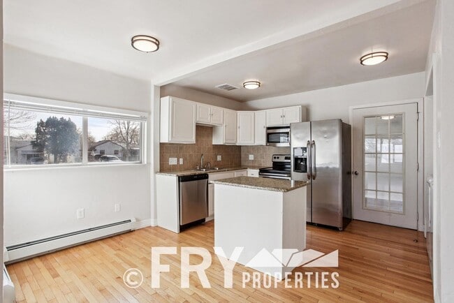 Building Photo - Spacious Sunnyside Home with Huge Yard