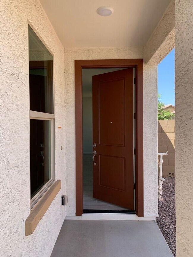Building Photo - This stunning 4-bedroom, 2-bathroom home l...