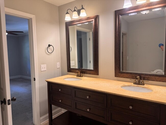 Building Photo - 2002 E Drew Valley Rd NE