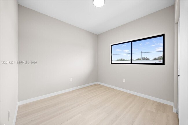 Building Photo - 630 NE 166th St