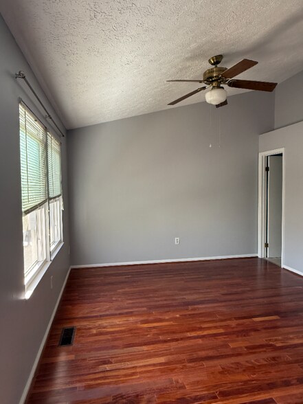 Building Photo - 102 Smoothleaf Ln