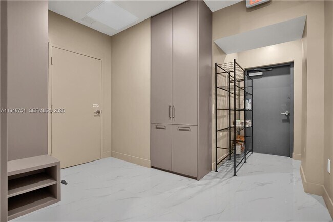 Building Photo - 700 NE 24th St