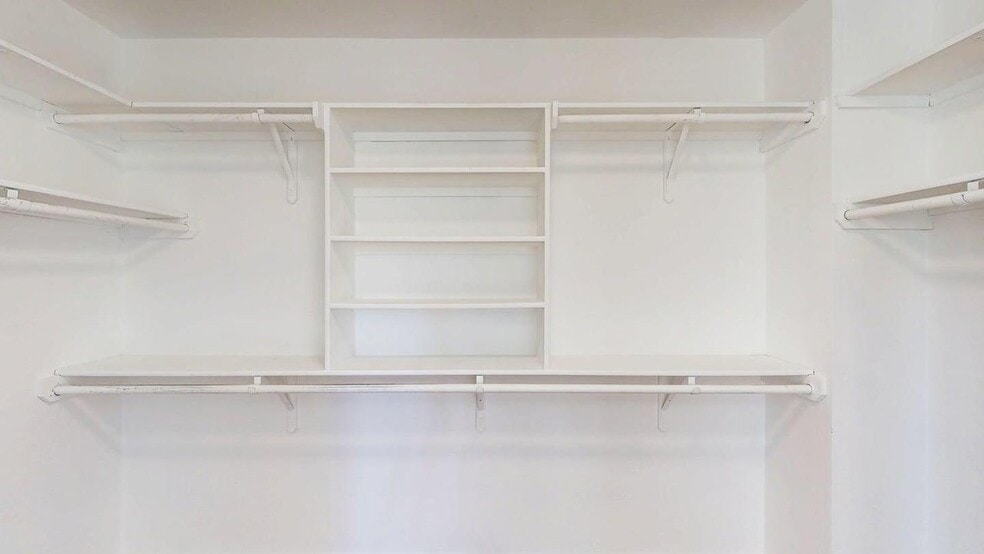 Building Photo - 2105 Huxley Ln