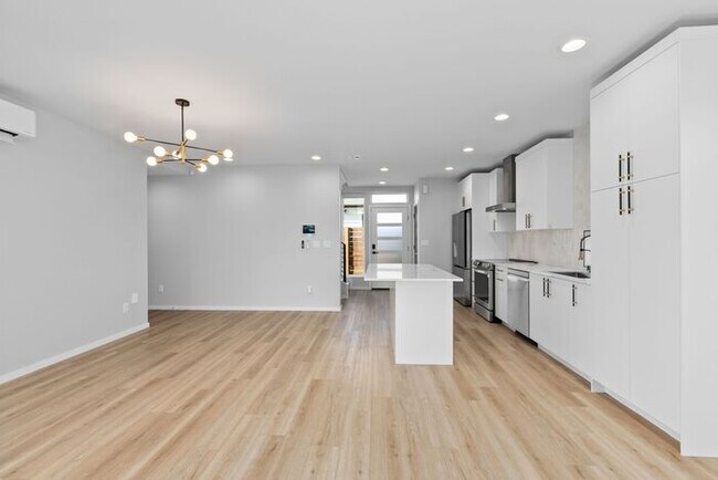 Building Photo - Newly Built Air-Conditioned Luxury Townhome in Highly Desired Admiral