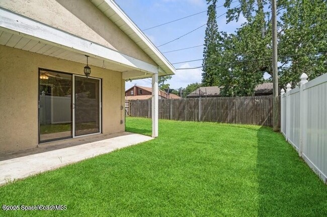 Building Photo - 2418 Delys St
