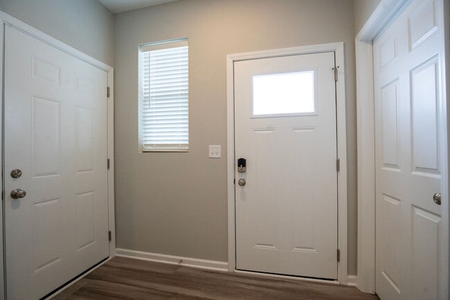 Building Photo - 344 E Stratford Ave