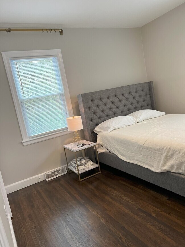 Building Photo - Beautifully Renovated 2BR Home with Modern...