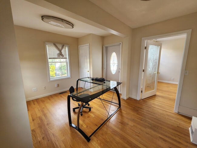 Building Photo - 533 Main St