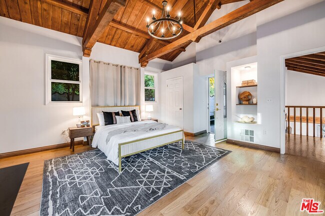 Building Photo - 3323 N Knoll Dr