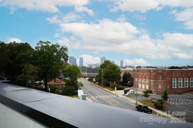 Building Photo - 1302 E 10th St