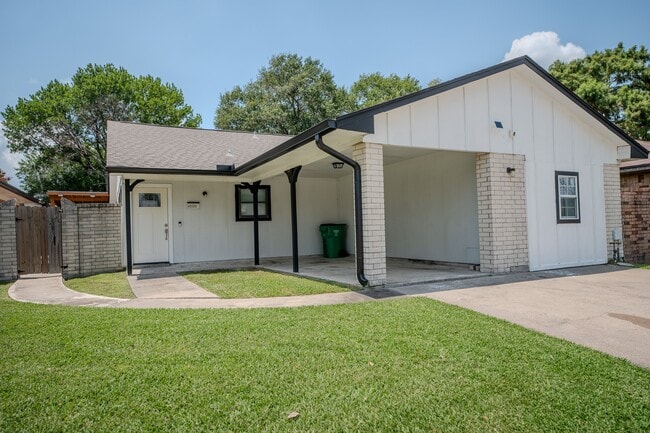 Building Photo - 4606 Meadowood Dr