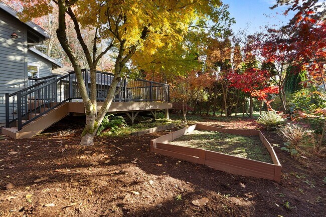 Building Photo - Spacious Home ! Huge living room, 2nd family room, kitchen nook and extra room off kitchen. Large...