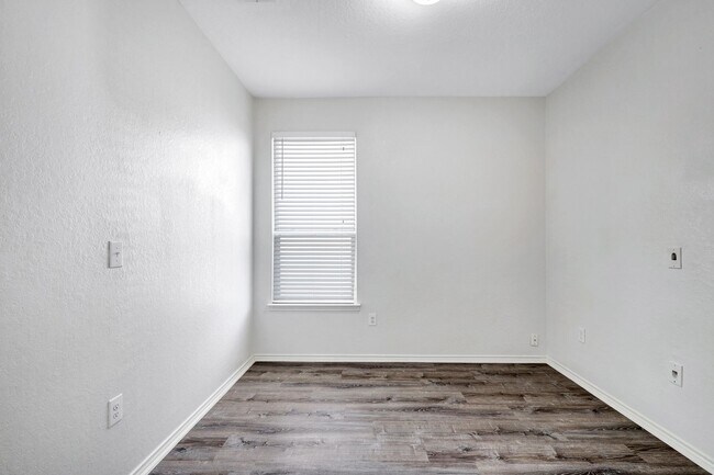 Building Photo - ***MOVE-IN SPECIAL: ONE WEEK FREE***Luxurious Move-In Ready Home with Versatile Living Spaces