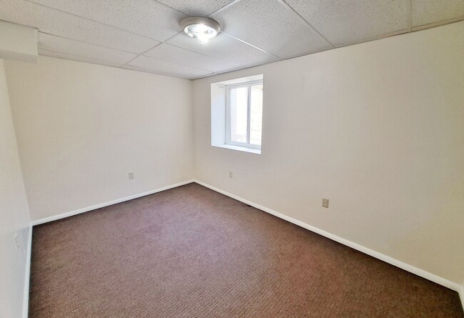 Building Photo - 2 Bed / 1-1/2 Bath Townhome