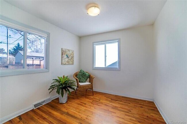 Building Photo - Nicely Remodeled 2 bedroom Bungalow.