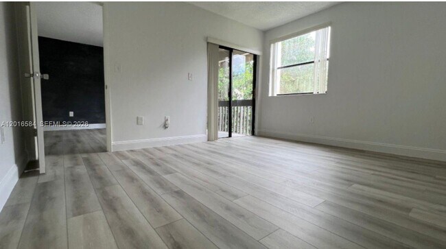 Building Photo - 8885 Fontainebleau Blvd
