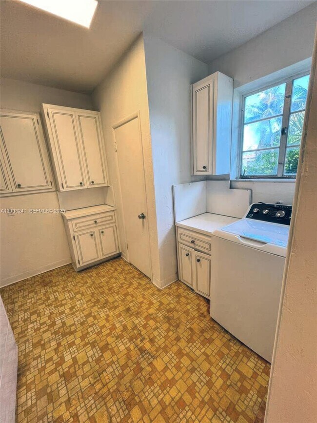 Building Photo - 4582 Royal Palm Ave