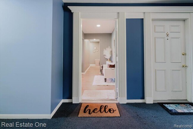 Building Photo - 430 Fox Hills Dr S