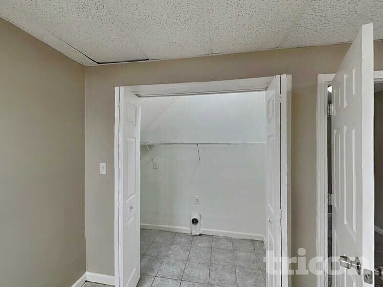 Building Photo - 172 N White Pines Dr