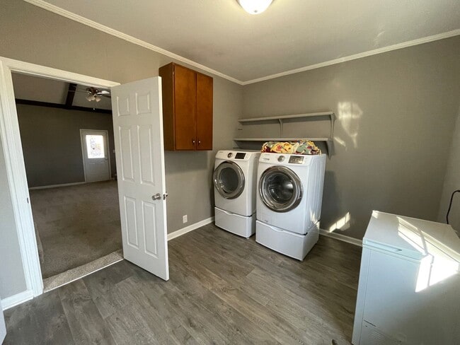 Building Photo - Huge home with bonus room and fenced in ba...