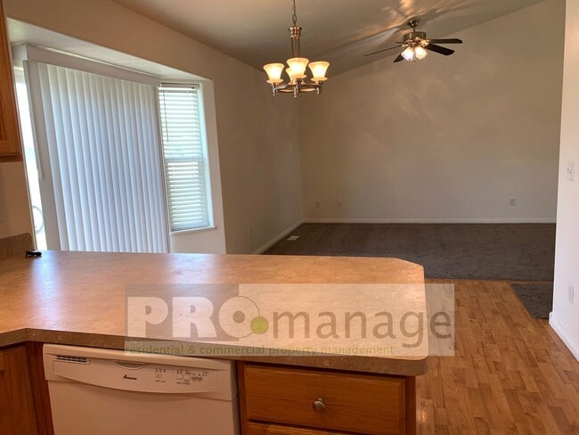 Building Photo - 2 Bed / 2 Bath Townhome w/ 2 Car Garage - ...