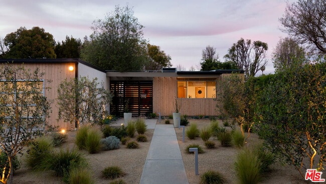 Building Photo - 13025 Addison St