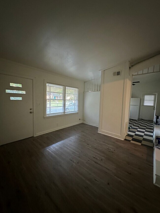 Building Photo - 2 bedroom, 1 bathroom updated home in Normaltown Available now!