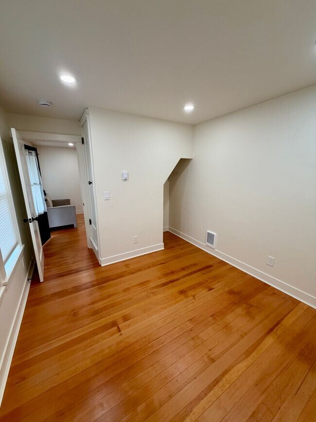 Building Photo - 817 Central St