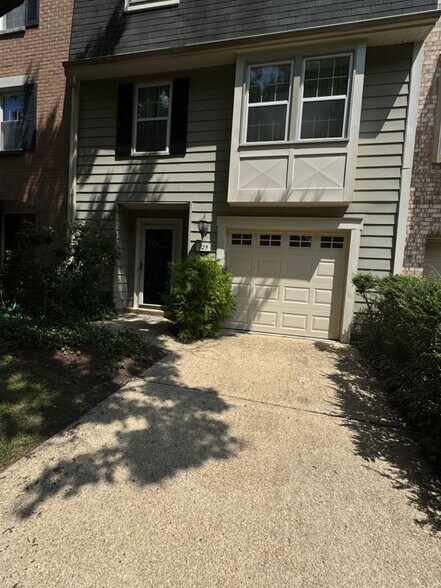 Building Photo - 725 Twin Holly Ln