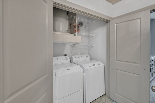 Building Photo - 1901 Post Oak Blvd