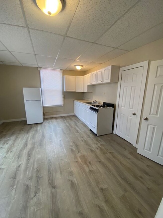 Building Photo - 1 Bedroom Apartment available