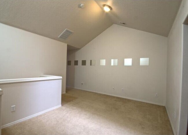Building Photo - Corner 2 Bed 2.5 Bath Townhome - Garage and Washer/Dryer + Convenient to Nike, Intel and More!
