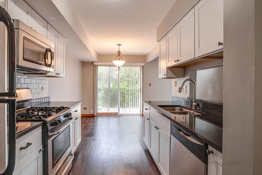 kitchen, looking into eating area - 240 Acorn Dr