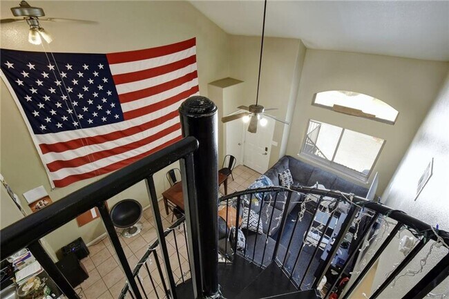 Building Photo - West Campus Condo Under $1000/Bedroom Walk...