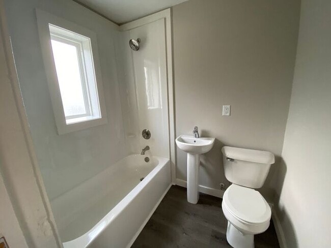 Building Photo - Newly Renovated One Bedroom in Elizabeth Park