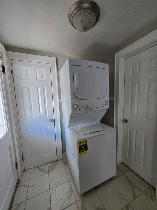 Building Photo - Charming 3 Bed / 2 Bath Home Just Minutes ...