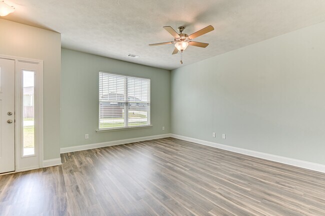 Building Photo - 140 Pebble Ln