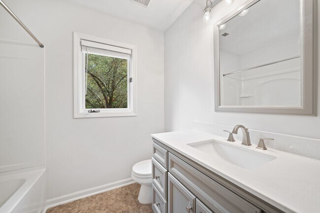 Building Photo - 3BR/2.5BA Townhome in Prime Durham/Chapel Hill Location!