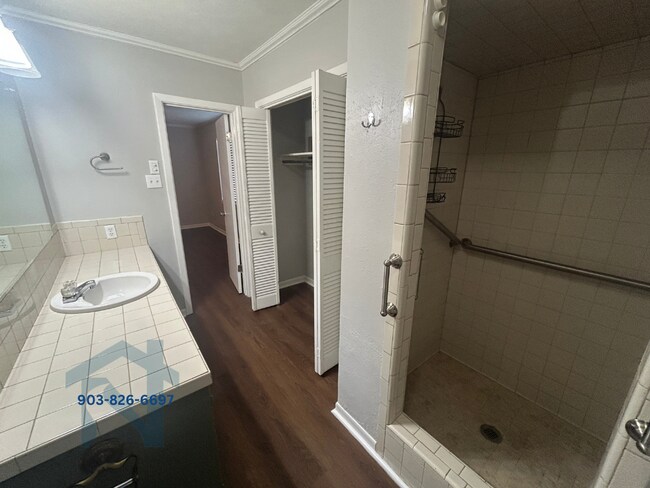 Building Photo - 1025 Crestview Dr S