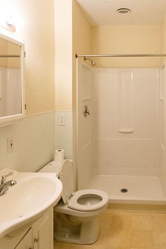 Building Photo - In the Heart of Dinkytown - Amazing 6 bedroom Victorian Rental Home,  Fall 2026!