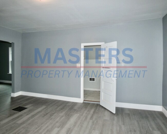 Building Photo - Spacious Rental | Convenient Central Location