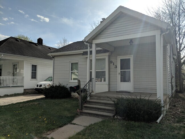 Building Photo - 913 N Jenison Ave