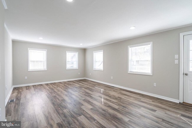 Building Photo - 338 Poplar Ave